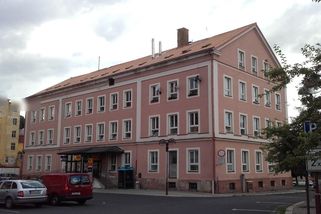 Aš bojuje s obchodníky s chudobou. Ve městě nechce další ubytovny, objekty raději vykupuje - Novinky